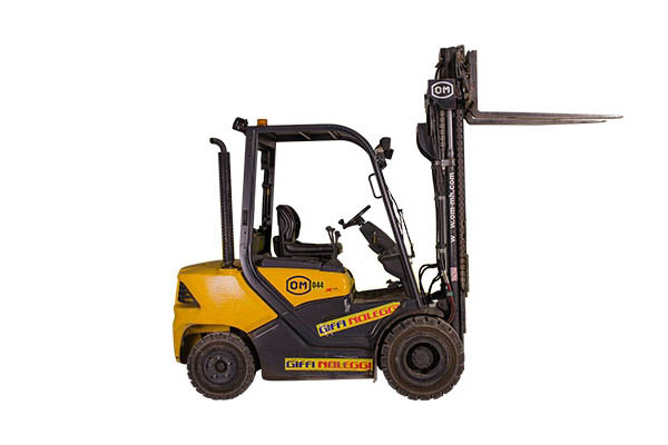 noleggio carrello elevatore 25qli - Giffi Noleggi Pescara