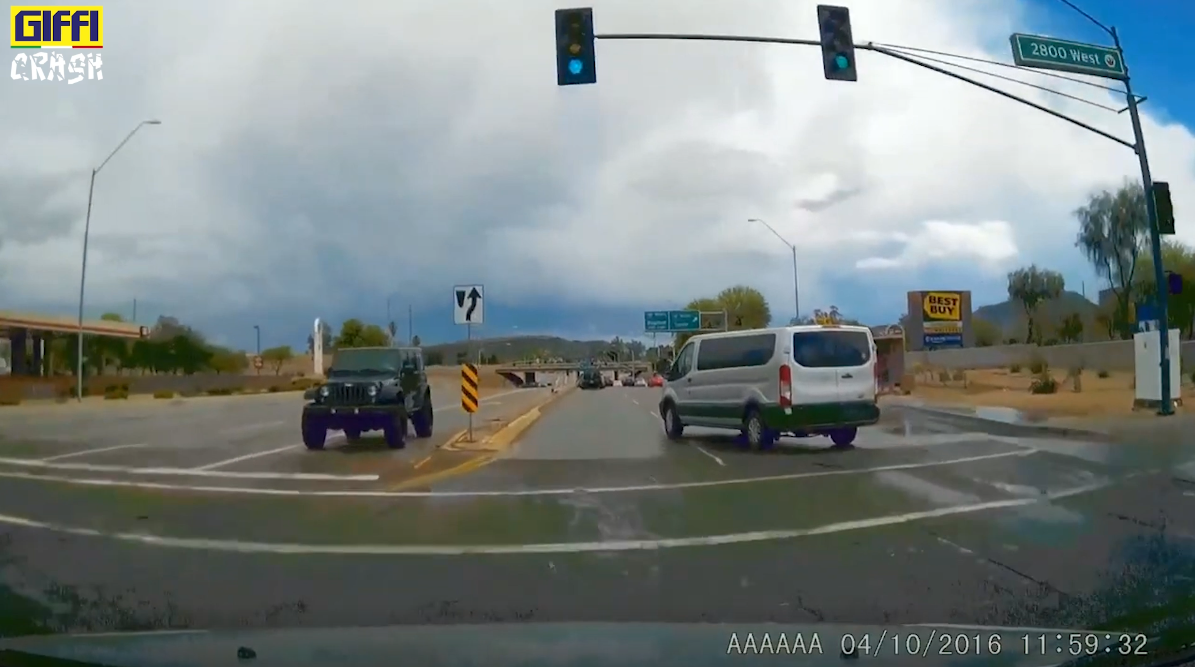 Incidenti stradali furgoni - semaforo rosso