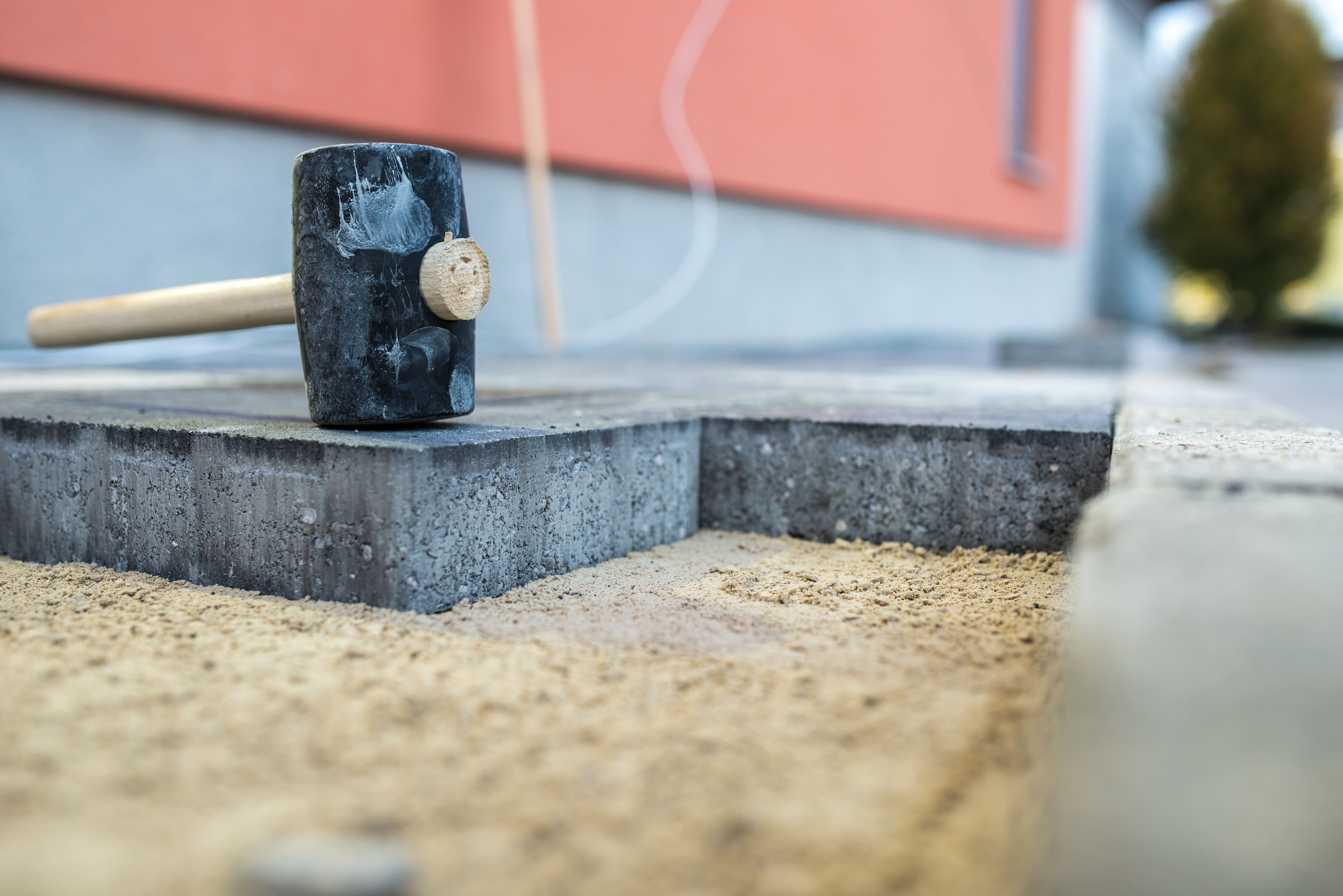 Come pavimentare giardino a secco: suolo, materiali e posa